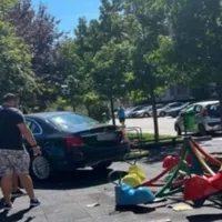 O șoferiță a încurcat pedalele Mercedes-ului, a intrat într-un parc și a rănit o fetiță de 2 ani. / Foto: dobrogea.tv
