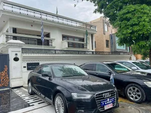 Fals diplomat ce conducea ambasada unei țări inexistente, arestat de poliție - Foto: Profimedia Images