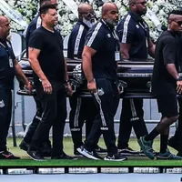 Doliu național în Brazilia. Sicriul lui Pele, depus pe terenul de fotbal al clubului Santos - FOTO: Profimedia