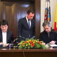 Nicușor Dan semnează cu firma Solaris- Foto: FACEBOOK