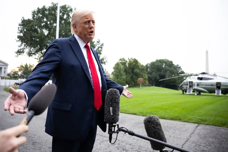 Donald Trump vorbeşte presei, în apropiere de Casa Albă - Foto: Profimedia Images