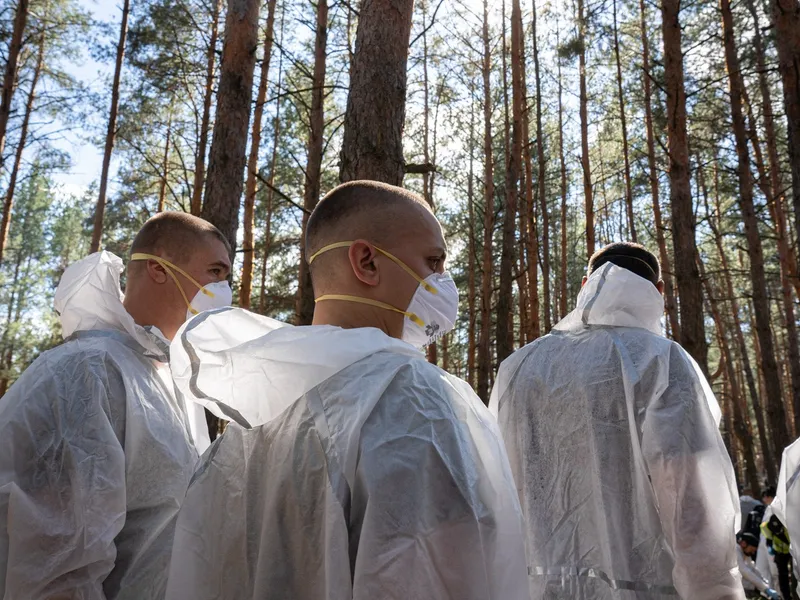 Investigatori, la groapa comună de la Izium, Ucraina, unde peste 30 de corpuri prezentau urme de tortură - Foto: Profimedia Images