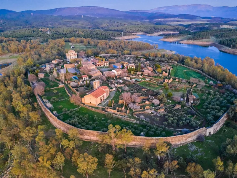 Unde se află orașul-fantomă abandonat de locuitori - Foto: visitargranadilla com