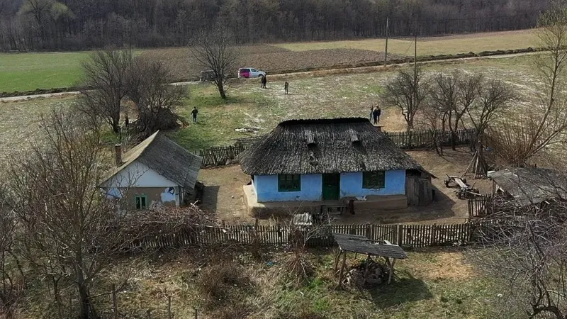 Casa în care fetița de 13 ani le-ar fi ucis pe două femei Foto: monitorulbt.ro