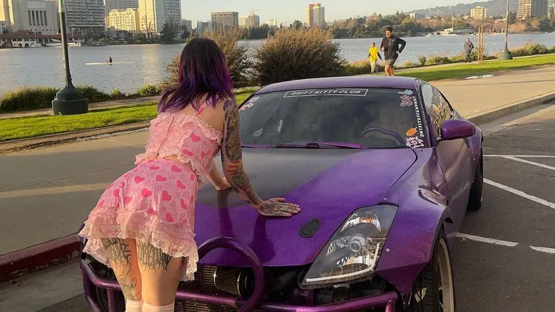 O tânără, mecanic auto, se plânge e judecată pentru cum arată. Repară mașini cu unghii de 7 cm. - Foto: Profimedia Images