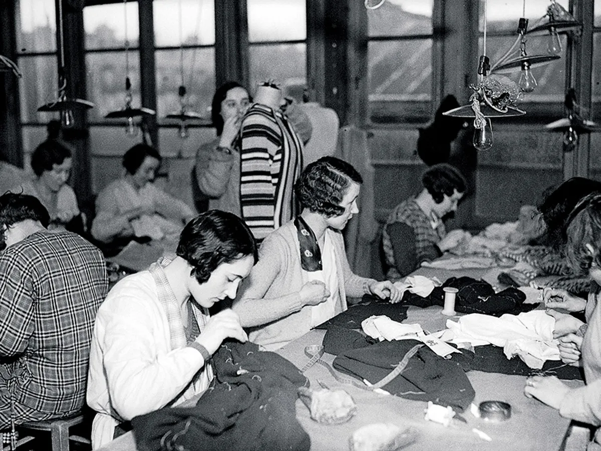 Personalul atelierului din Paris al lui Chanel se pregătește pentru colecția din 1933