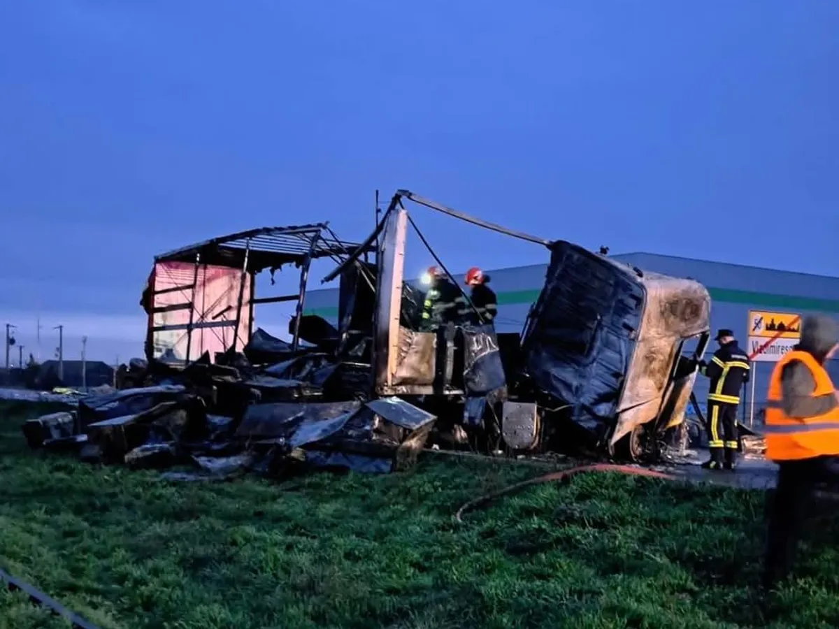 Ciocnire violentă între două TIR-uri în Arad. Șoferii au murit pe loc iar un autotren a luat foc foto: ISU