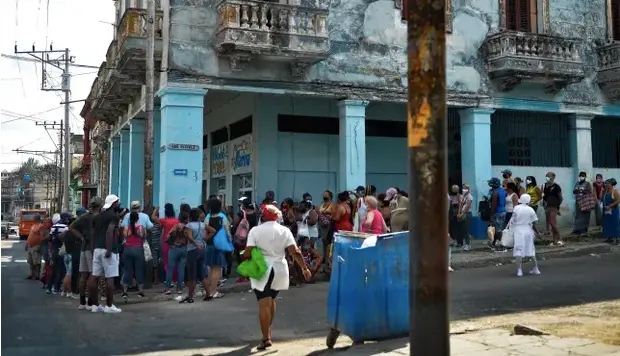 Cuba își vaccinează anti-COVID populația cu seruri proprii, experimentale. Populația e înfometată/FOTO: Getty