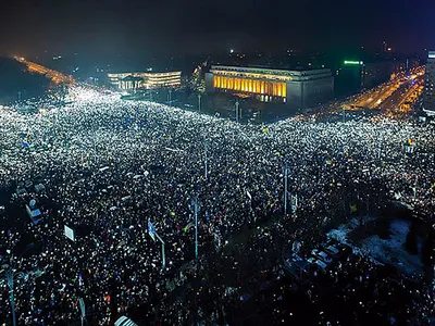 BUCUREȘTI 300.000 de oameni au participat la „protestul luminilor“, cea mai amplă manifestație de după Revoluție - Foto: Dan Mihai Bălănescu