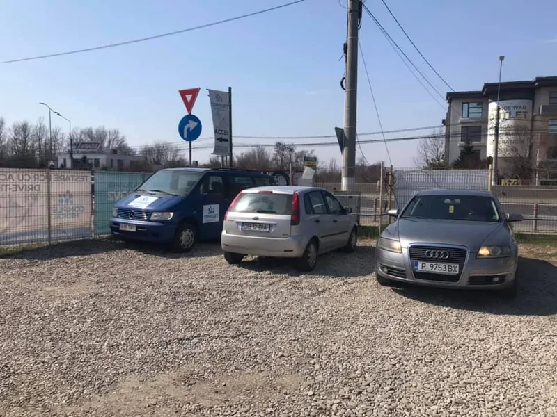 Autovehiculele cu care sunt transportați pasagerii. Foto Petrică Răchită