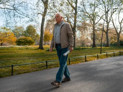 Pensionar la pensie în parc - Foto: Freepik