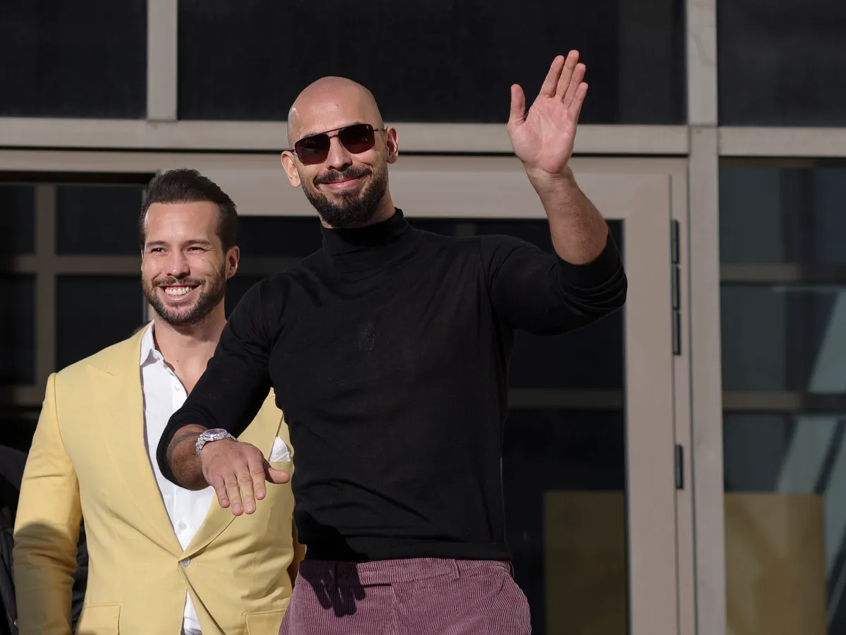 Andrew şi Tristan Tate ajung în faţa instanţei după arestarea în Florida