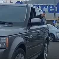 Doi clujeni care circulă pe contrasens înjură un bistrițean care merge regulamentar Foto: captură Youtube