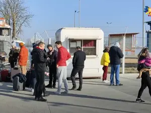 Sute de ucrainieni au trecut cu bacul in Isaccea : FOTO/captură video Agerpres.ro