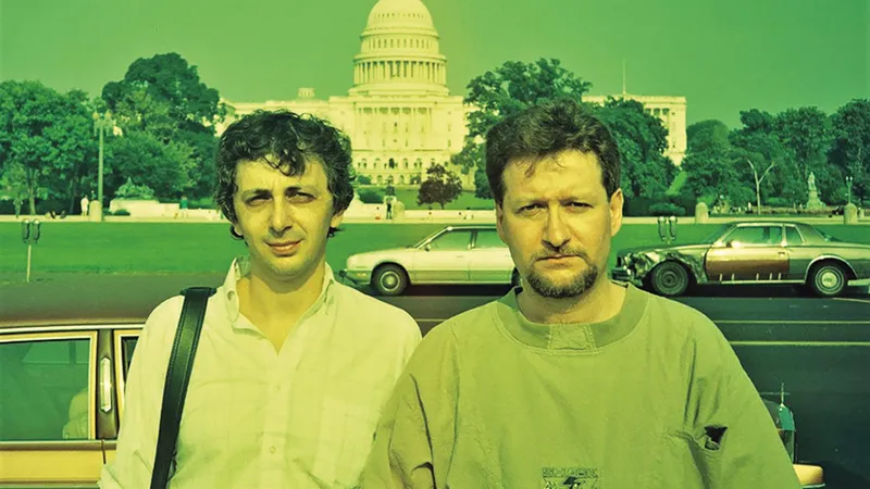 Emigranții Vladimir Tismăneanu și Liviu Cangeopol s-au întâlnit în fața Capitoliului american în 1990, primul an liber de comunism în România