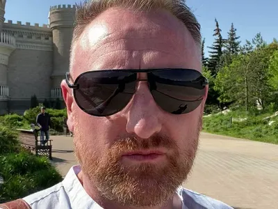 Chay Bowes, jurnalist irlandez de la Russia Today, putinist fervent - Foto: Chay Bowes on Twitter via Pinterest
