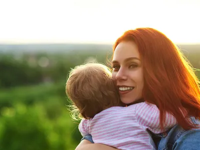 Mamă cu copil zâmbind - Foto: Magnific.com/serhii_bobyk