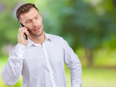 Persoană care vorbește la telefon - Foto: Magnific.com (Imagine cu rol ilustrativ)