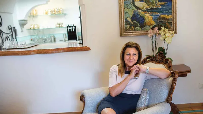 Rosita întâmpină oaspeții hotelului Palazzo Murat în Positano - Foto: Mugur Vărzariu