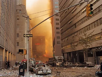 Resturile acoperă străzile din centrul Manhattanului, după ce primul turn al World Trade Center s-a prăbușit. - Foto: Profimedia Images