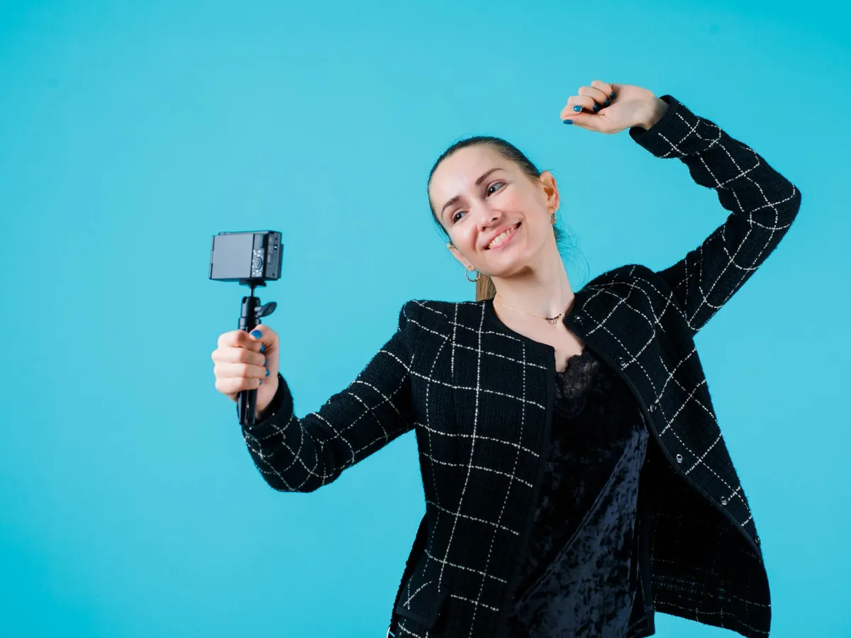 Comisia Europeană intenționează să sancționeze platforma TikTok pentru că încurajează utilizarea compulsivă