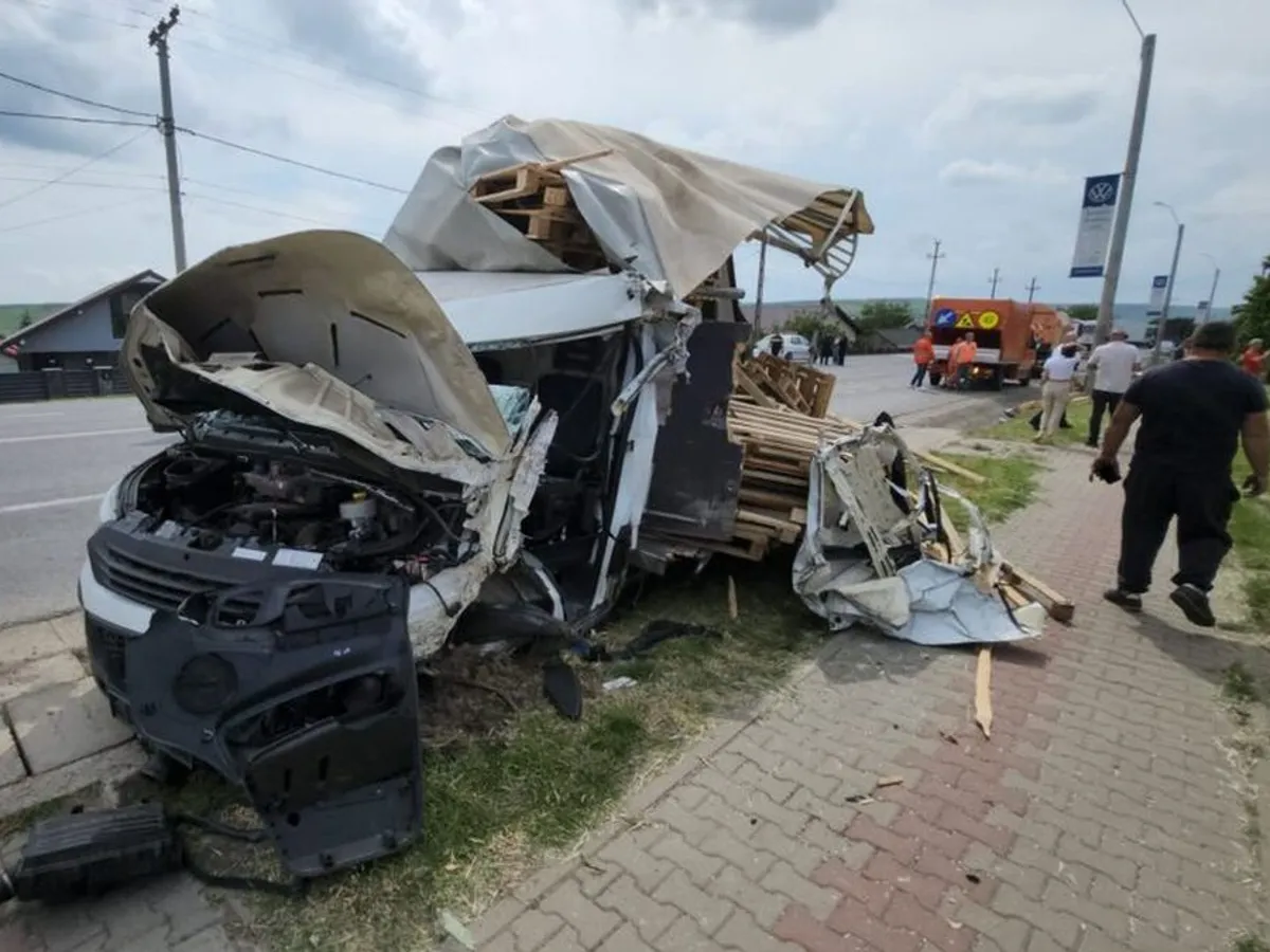 Experiența și abilitatea șoferului microbuzului a evitat, milimetric, o tragedie - Foto: ZdI