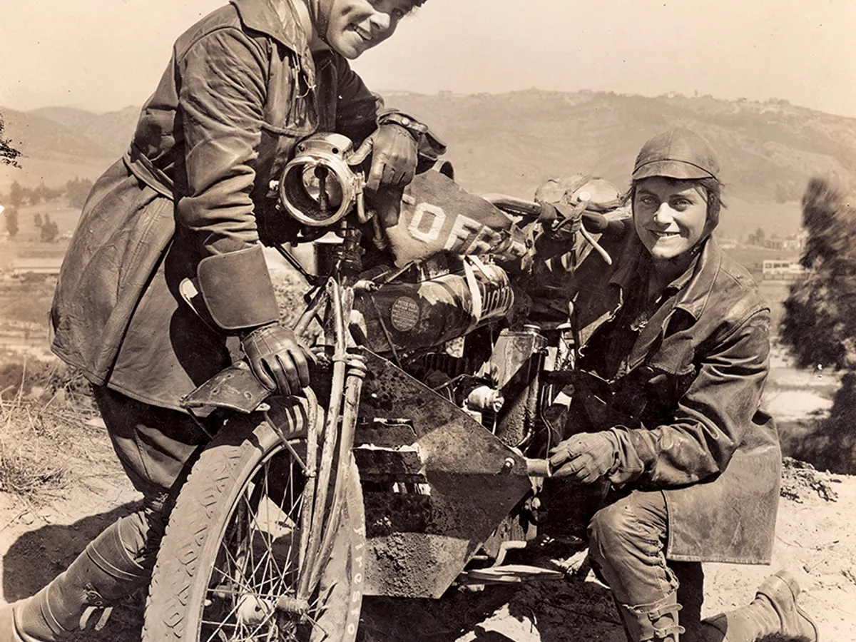 Surorile Van Buren - Motociclistele sufragete