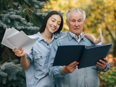 Pensionar cu dosare Foto: Freepik (rol ilustativ)