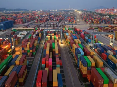 Containere cu produse gata delivrare în Terminalul Longtan, din portul Nanjing, din China - Foto: Profimedia Images