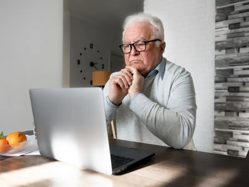 Pensionar muncind chiar și la pensie - Foto: Freepik