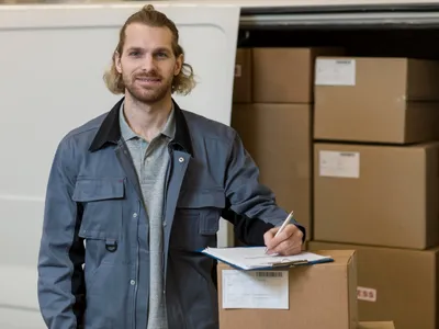 Bărbat care livrează produse - Foto: Freepik (Imagine cu rol ilustrativ)