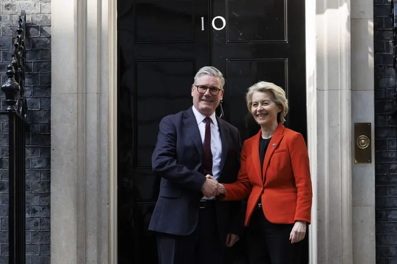 Relaţii cordiale &icirc;ntre preşedintele Comisie Europene, Ursula von der Leyen, şi premierul britanic Keir Starmer - Foto: Profimedia Images