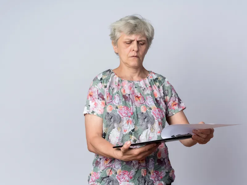 Foto: Pensionarii cu anumite venituri vor primi  mai puțini bani la pensie în august. Două milioane de români vor fi afectați Sursa: Freepik