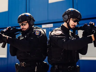 Momente de panică într-un bloc din București. Au fost alertate forțele speciale. Ce s-a întâmplat? - Foto: imagini amator