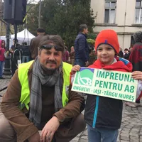 Dan Radu, la una dintre manifestațiile organizate pentru construirea A8. FOTO: Dan Radu/Facebook