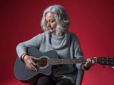 Artistă la chitară - Foto: Freepik