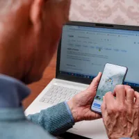 „Smishing”-ul, o metodă din ce în ce mai folosită de hoții online. Cum funcţionează? Implică SMS - Foto: Profimedia Images