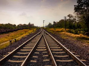 Un tren de călători a lovit un autoturism la trecerea de cale ferată. 200 persoane se aflau la bord - Foto: Profiemdia Images (imagine rol ilustrativ)