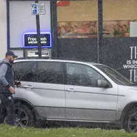 Adrian Preda în timp ce-și parchează mașina de lux în Londra Foto: Daily Mail