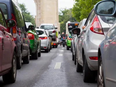 Mașinile, impozitate în funcție de capacitatea motorului, dar și de norma de poluare. Autoturismele pentru care taxele ar putea scădea