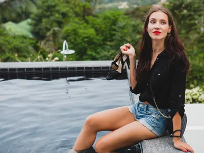 Căldură mare, fete la piscină - Foto: Freepik