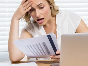 Femeie supărată uitându-se pe ultimele calcule financiare - Foto: Pexels/peoplecreations