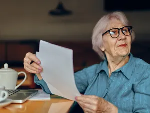 Ajutor la pensie pentru 400.000 de pensionari. Se acordă între 80 lei și 2.100 lei. Cine îi primește Foto: Freepik (fotografie cu caracter ilsutrativ)