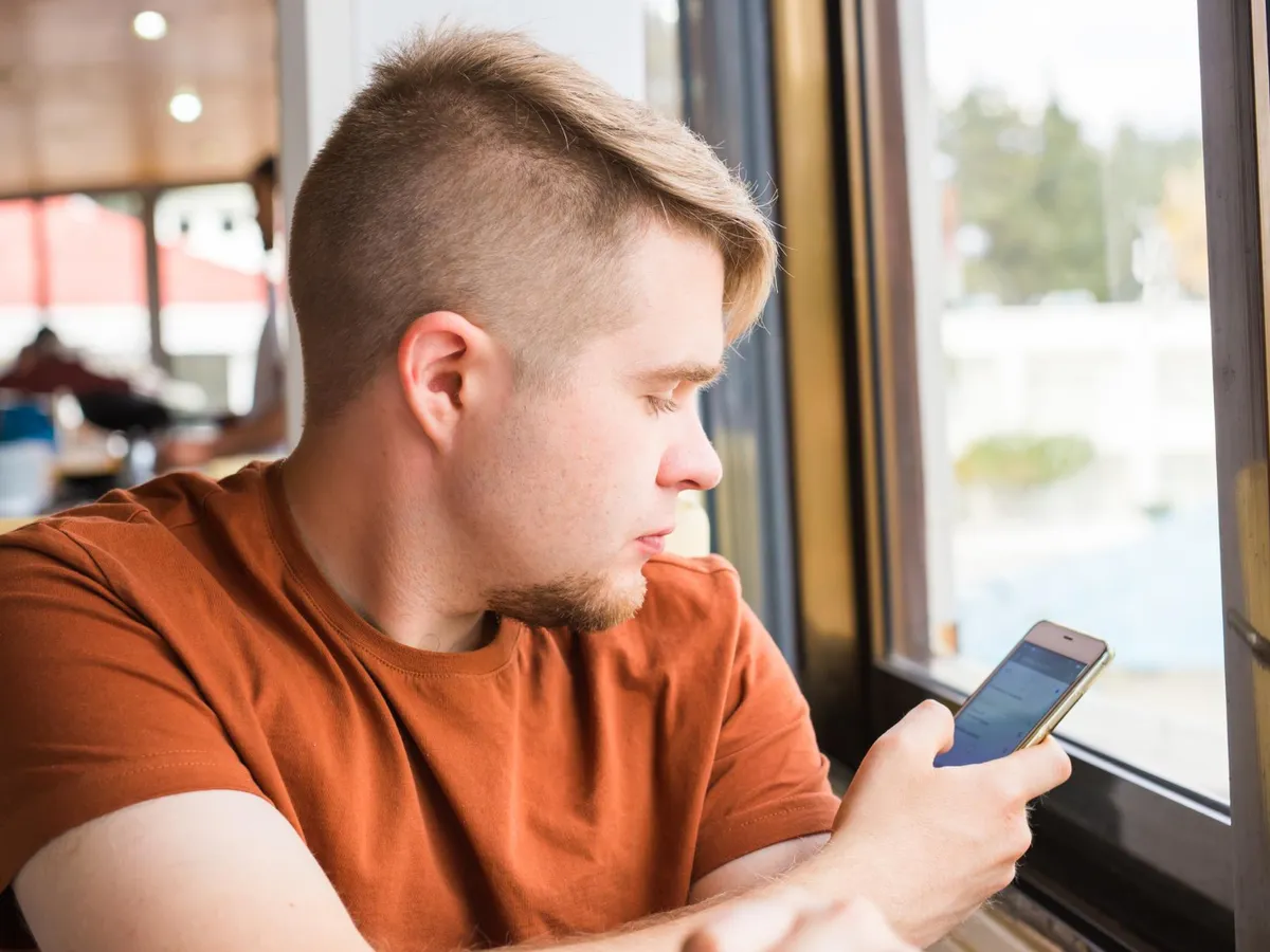 Bărbat care stă pe telefon - Foto: Freepik (Imagine cu rol ilustrativ)