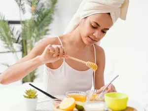 Femeie frumoasă care bea miere cu turmeric - Foto: Freepik