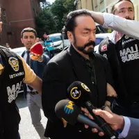 8.658 de ani de închisoare pentru liderul unui cult. Își maltrata „pisicuțele” cu dalta și ciocanul - FOTO: Profimedia