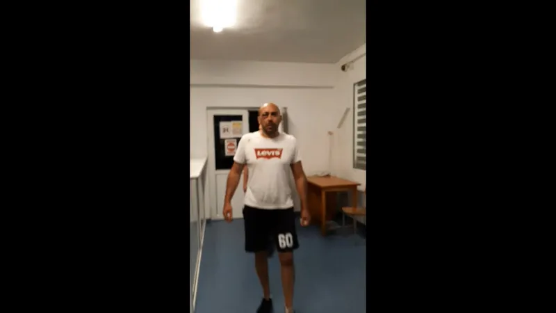 Un bărbat din Piatra Neamț a înjurat un echipaj și a fost învinețit chiar în sediul poliției. / Foto: captură video