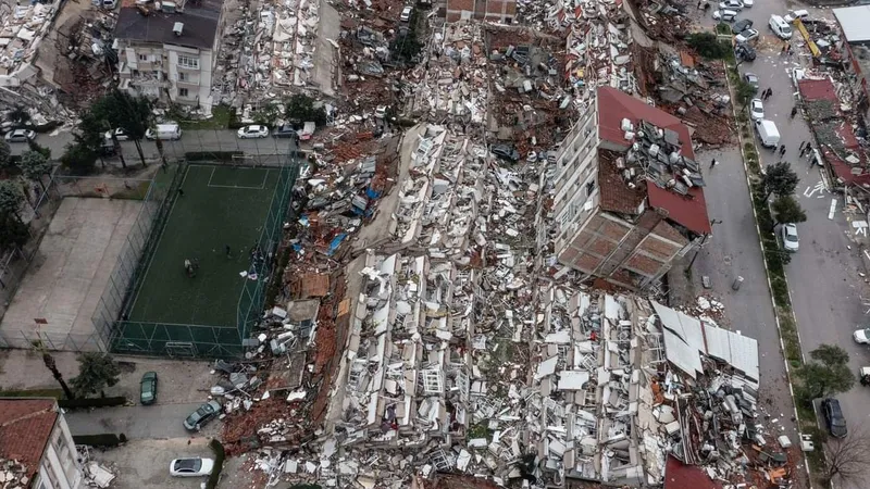De ce nu trebuie să o iei pe scări la cutremur - Foto: Twitter