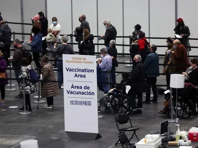 Vaccinarea anti-COVID-19, obligatorie pentru toţi angajaţii publici din New York. / Foto: nbcnews.com