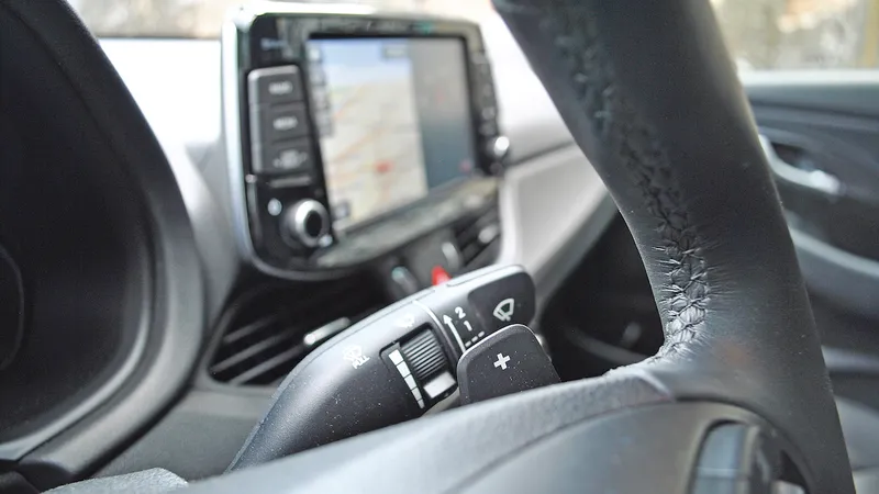 Consola centrală este dominată de un ecran tactil, tip tabletă, de 8 inci